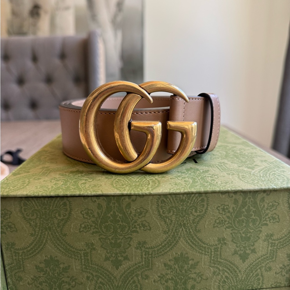 Gucci Women's Beige Leather Belt with Gold GG Buckle only worn 3 times